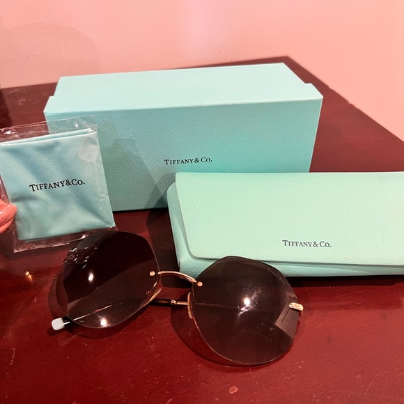 Tiffany & Co. Accessories - Tiffany & Co. Black Aviator Sunglasses with broken arm